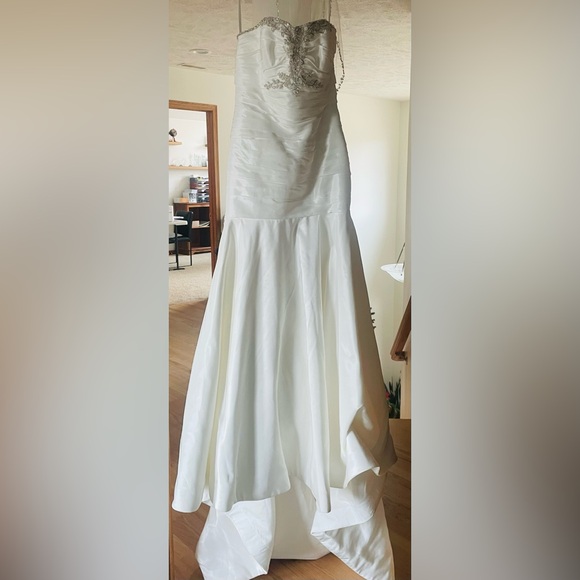 Chic Strapless Ivory Wedding Gown - Fit & Flare - Picture 5 of 12